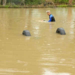 Bandido estava acompanhado de receptador quando o carro caiu em um tanque de peixes