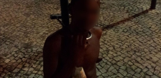 4.fev.2014 - Foto de garoto espancado e preso a um poste no RJ está dividindo opiniões na web