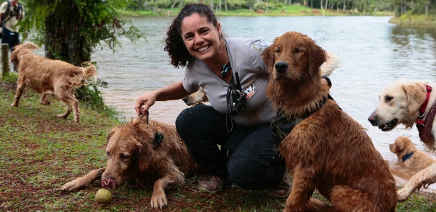 Na imagem, a empresária Larissa Rios, organizadora de eventos para lazer com pets, posa com as cadelas da raça golden retriever, Cleo (esq.) e Alegria (dir.)