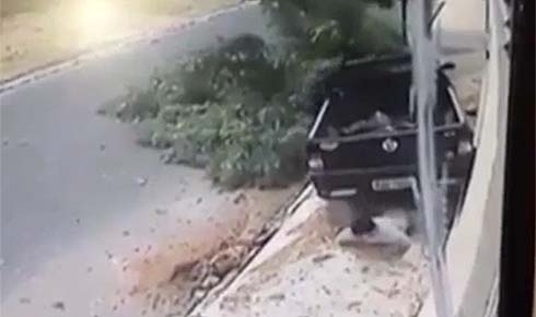 Homem atropelado se salva após ficar sob veículo. Veja o vídeo Homem atropelado se salva após ficar sob veículo. Veja o vídeo
