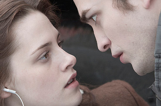 Kristen Stewart e Robert Pattinson em cena do filme "Crepúsculo", primeira parte da saga vampiresca